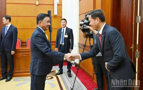 Thường trực Ban Bí thư Trần Cẩm Tú chào mừng đoàn đại biểu đến thăm, làm việc tại Việt Nam. (Ảnh: THỦY NGUYÊN)