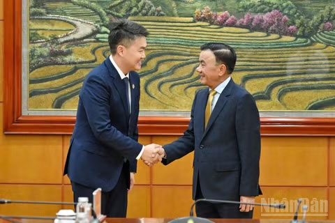 Thường trực Ban Bí thư Trần Cẩm Tú chúc mừng đồng chí Thongly Sisoulith được bầu vào Ban Chấp hành Trung ương Đảng Nhân dân Cách mạng Lào khóa XII.(Ảnh: THỦY NGUYÊN)