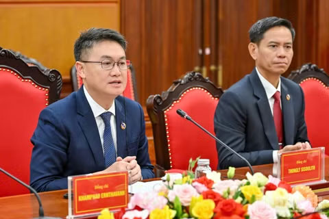 Đồng chí Thongly Sisoulith nhấn mạnh tuổi trẻ Lào ngày nay vinh dự được kế thừa và có trách nhiệm tiếp tục gìn giữ, phát huy quan hệ đặc biệt Lào-Việt Nam.(Ảnh: THỦY NGUYÊN)