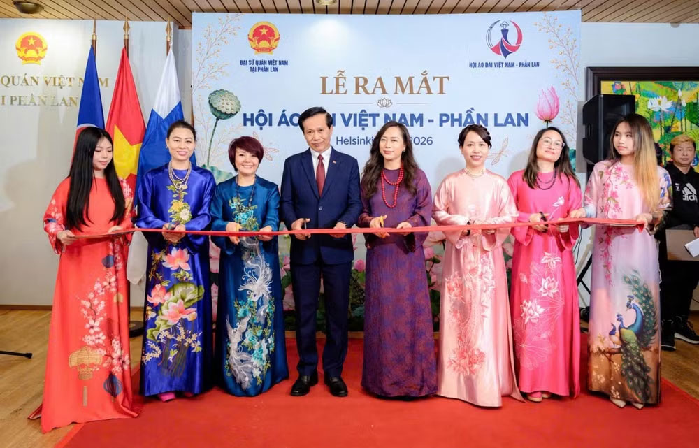 Đại sứ Nguyễn Hoàng Diệu Tâm, Phó Giám đốc Học viện Chính trị quốc gia Hồ Chí Minh Hoàng Phúc Lâm và các đại biểu thực hiện nghi lễ ra mắt Câu lạc bộ Áo dài. (Ảnh: GIA HÂN)
