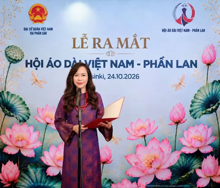 Đại sứ Nguyễn Hoàng Diệu Tâm nhấn mạnh, giới thiệu áo dài cũng là cơ hội để bạn bè quốc tế hiểu thêm về đất nước, con người Việt Nam. (Ảnh: GIA HÂN)
