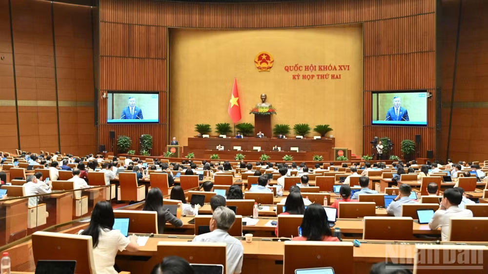 Quốc hội thảo luận tại hội trường sáng 28/10. (Ảnh: DUY LINH)

