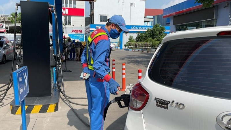 Kéo dài hỗ trợ thuế xăng dầu nhằm giảm áp lực chi phí cho người dân và doanh nghiệp. (Ảnh: KD)
