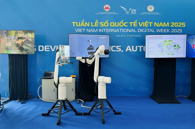 Khu vực trưng bày các sản phẩm công nghệ tại Tuần lễ Số Quốc tế Việt Nam 2025 - Ảnh: chinhphu.vn

