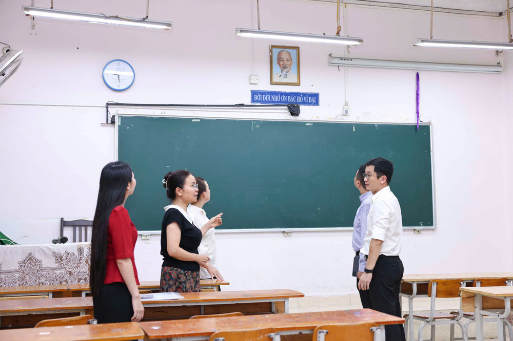 Hoạt động kiểm tra công tác chuẩn bị tuyển sinh tại một Hội đồng thi. (Ảnh: ĐẠI THẮNG)