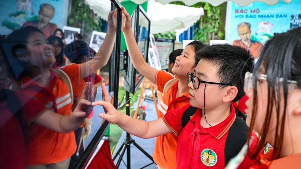 Các em học sinh hào hứng tiếp cận nội dung báo chí đa nền tảng của Báo Nhân Dân. (Ảnh minh họa: KIM ẢNH)