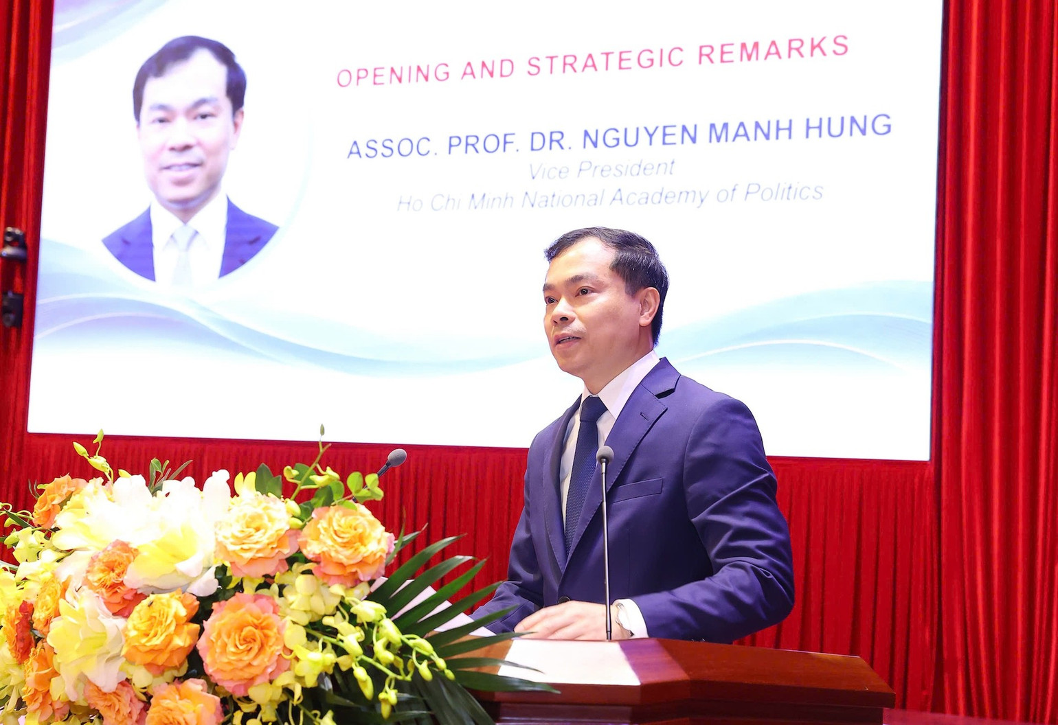 Phó Giáo sư, Tiến sĩ Nguyễn Mạnh Hùng, Phó Giám đốc Học viện Chính trị quốc gia Hồ Chí Minh, Phó Chủ tịch Hội đồng Lý luận Trung ương phát biểu khai mạc.
