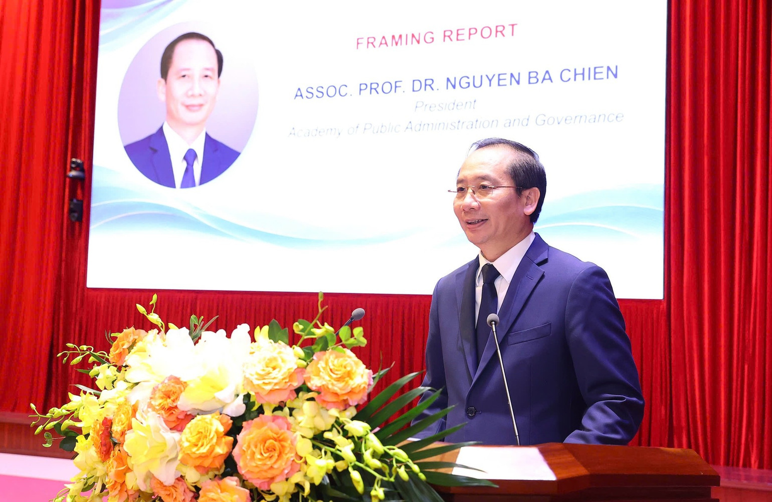 Phó Giáo sư, Tiến sĩ Nguyễn Bá Chiến, Giám đốc Học viện Hành chính và Quản trị công.
