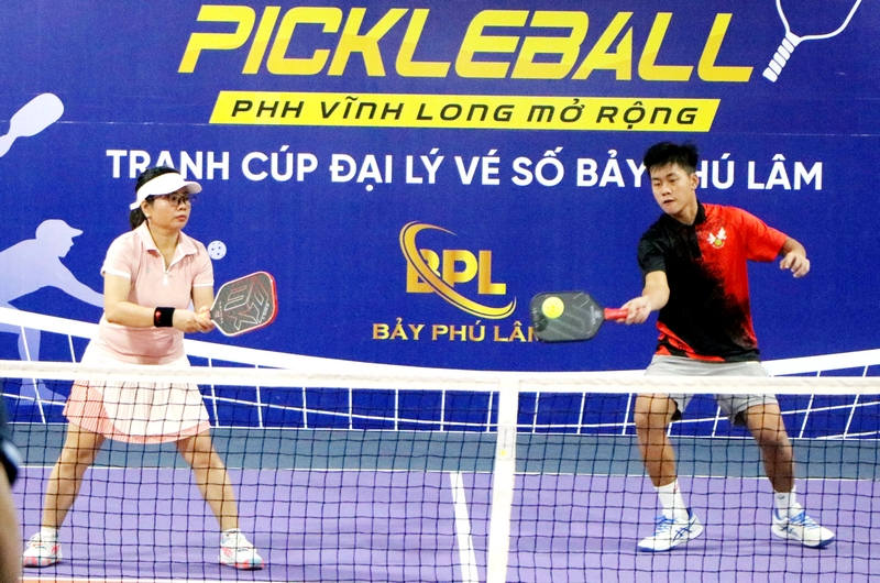 Các VĐV tranh tài tại Giải Pickleball PHH Vĩnh Long mở rộng năm 2024.