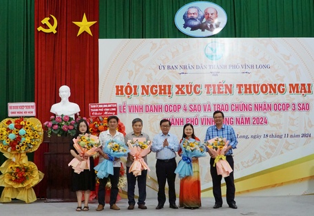 Lãnh đạo TP Vĩnh Long tặng hoa các chủ thể có sản phẩm OCOP đạt 4 sao.