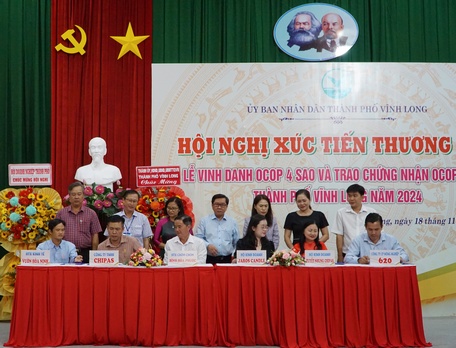  Các doanh nghiệp thực hiện lễ ký kết các hợp đồng ghi nhớ kết nối giao thương và xúc tiến thương mại.