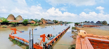 Sân khấu nổi ngay trên kênh Thầy Cai phục vụ lễ khai mạc festival.