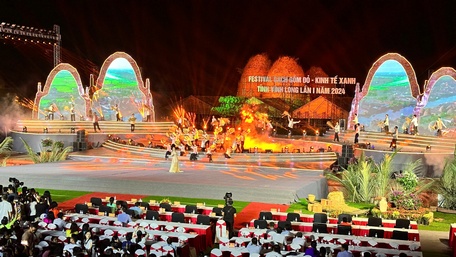 Chương trình văn nghệ Lễ khai mạc Festival Gạch gốm đỏ- Kinh tế xanh tỉnh Vĩnh Long lần I năm 2024.
