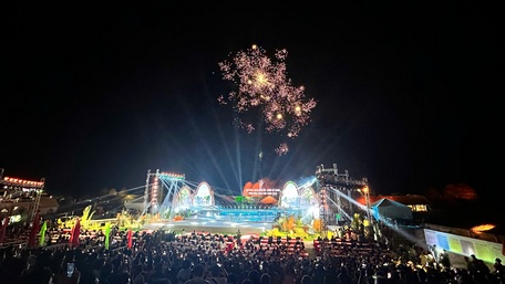 Pháo hoa đêm khai mạc Festival Gạch gốm đỏ- Kinh tế xanh tỉnh Vĩnh Long lần I năm 2024.
