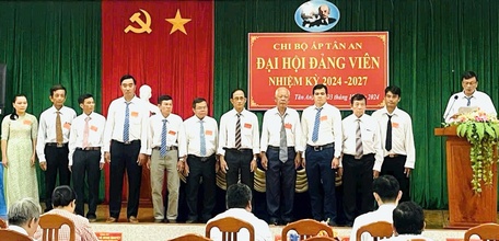 Ông Võ Thanh Bình (thứ 4 từ trái sang) được bầu giữ chức Bí thư Chi bộ ấp Tân An, nhiệm kỳ 2024-2027. 
