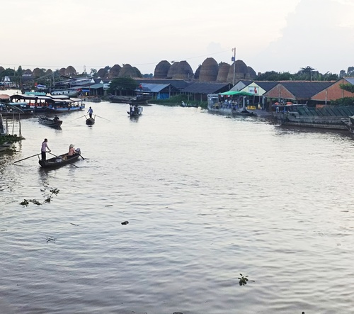 Tái hiện không gian sinh hoạt xưa trên bến dưới thuyền, tại Festival Gạch gốm đỏ- Kinh tế xanh tỉnh Vĩnh Long năm 2024.
