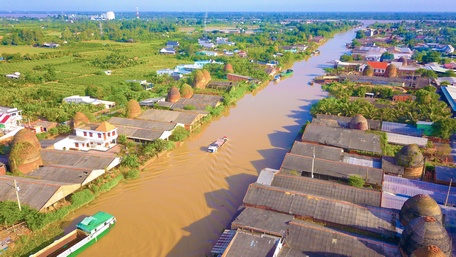 Những lò gạch, gốm là những nét chấm phá vững chắc, tự tin khẳng định giá trị về làng nghề truyền thống được bao thế hệ người dân gìn giữ qua hàng trăm năm.
