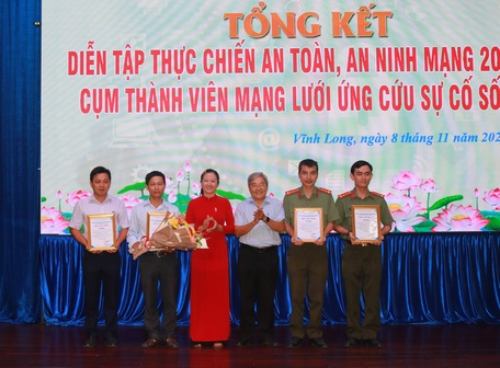 Khen thưởng cho Sở Thông tin- TT tỉnh Vĩnh Long- đội khai thác lổ hỗng đạt giải nhất diễn tập thực chiến an toàn, an ninh mạng năm 2024.
