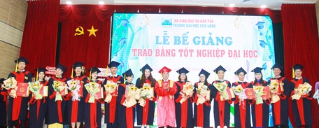 Khen thưởng cho sinh viên tiêu biểu toàn khóa học. 