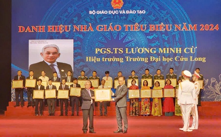  PGS.TS Lương Minh Cừ được trao tặng danh hiệu “Nhà giáo, cán bộ quản lý tiêu biểu năm 2024”.