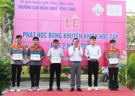 Học bổng là thành quả cả quá trình phấn đấu của HS, SV. 