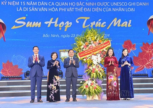  Phó Chủ tịch Quốc hội Nguyễn Thị Thanh tặng hoa chúc mừng Đảng bộ, chính quyền và nhân dân tỉnh Bắc Ninh.
