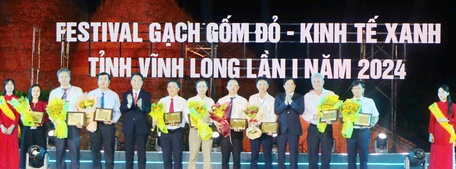 Lãnh đạo tỉnh khen thưởng, ghi nhận công lao của các nghệ nhân làng nghề gạch, gốm đỏ Mang Thít.
