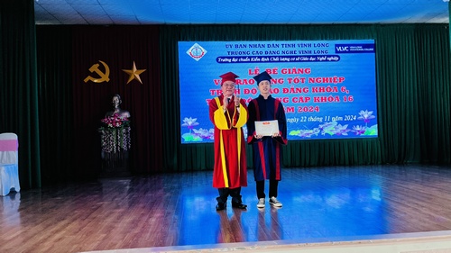 Tuyên dương sinh viên xuất sắc khóa học.