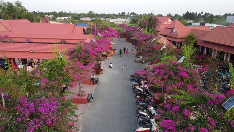 
 
Làng gốm Tư Buôi (Phường 5, TP Vĩnh Long) được xây dựng hoàn toàn bằng gạch gốm đỏ là điểm đến thú vị với nhiều du khách thập phương.Ảnh: Nguyên Khánh