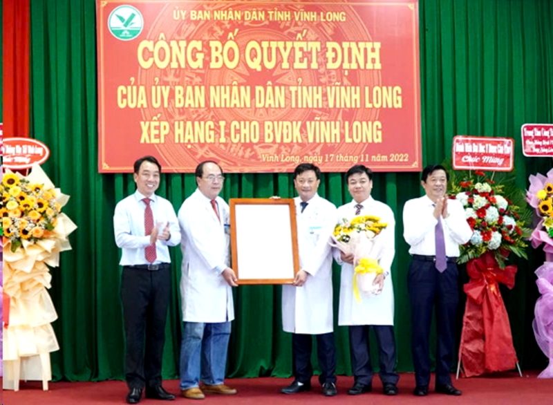 Bí thư Tỉnh ủy- Bùi Văn Nghiêm, Chủ tịch UBND tỉnh- Lữ Quang Ngời trao quyết định của UBND tỉnh xếp hạng I cho BVĐK Vĩnh Long.