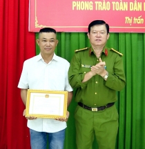 Được khen vì nhặt được tài sản trả lại người đánh rơi