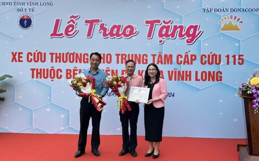 Chủ tịch UBND tỉnh Lữ Quang Ngời dự lễ tiếp nhận xe cứu thương cho Trung tâm Cấp cứu 115.