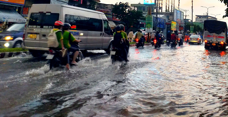 Nội thị TP Vĩnh Long bị ngập do mưa lũ vừa qua.