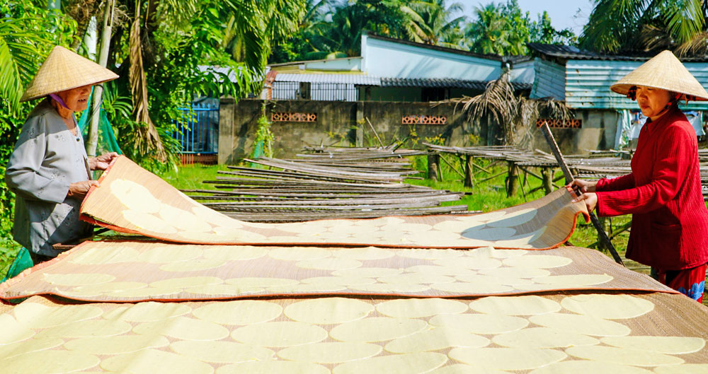 Phải tận dụng từng vạt nắng để làm khô bánh, khi đủ nắng bánh phồng mới đạt độ ngon mong muốn.