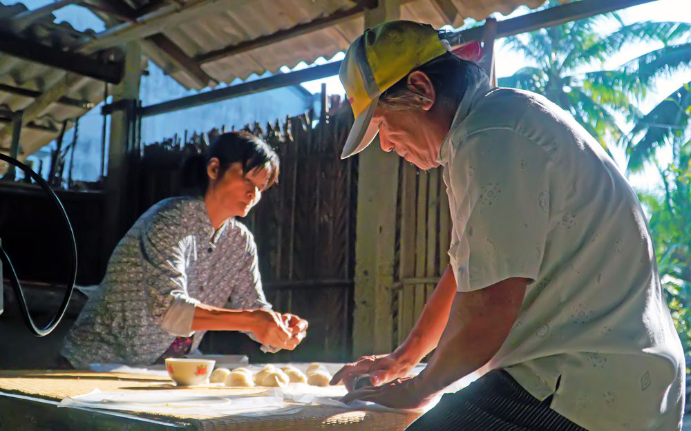 Hơn 25 năm làm nghề, cô Võ Thị Hưởng (ấp Hưng Hòa Tây, xã Hưng Nhượng) cho biết: Để làm ra chiếc bánh phồng là cả sự kỳ công khi người thợ phải thức dậy từ sớm để ngâm nếp rồi nấu thành xôi. Sau đó, giã nhuyễn cùng với đường, nước cốt dừa để cho ra hỗn hợp bột dẻo, sau đó cán thành hình tròn và mang ra phơi nắng.