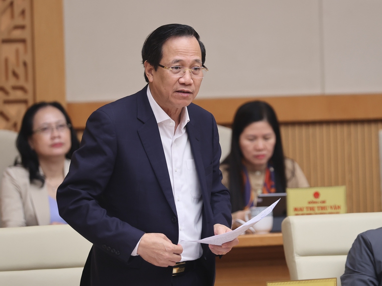 Bộ trưởng Bộ Dân tộc và Tôn giáo Đào Ngọc Dung báo cáo tại Phiên họp - Ảnh: VGP/Nhật Bắc