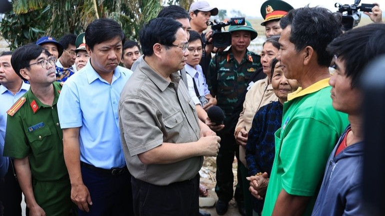 Thủ tướng Phạm Minh Chính thăm, động viên bà con nhân dân thôn Phú Hữu, xã Hòa Thịnh. (Ảnh: VGP/Nhật Bắc)