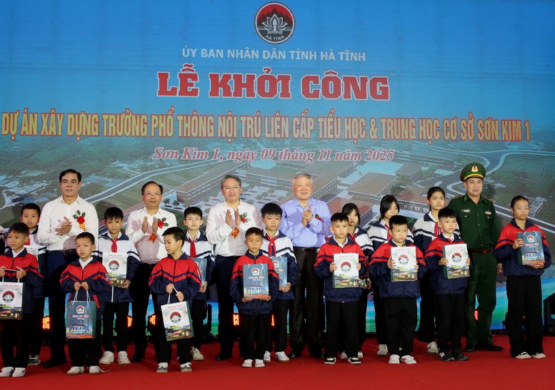 Phó Thủ tướng Thường trực Chính phủ Nguyễn Hòa Bình tặng quà các em học sinh Trường nội trú liên cấp Tiểu học – THCS Sơn Kim 1 - Ảnh: VGP/Nguyễn Hoàng