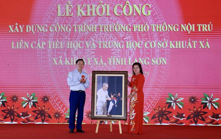 Phó Thủ tướng Trần Hồng Hà tặng quà lưu niệm cho Trường Phổ thông dân tộc nội trú liên cấp Tiểu học và Trung học cơ sở Khuất Xá - Ảnh: VGP/Minh Khôi
