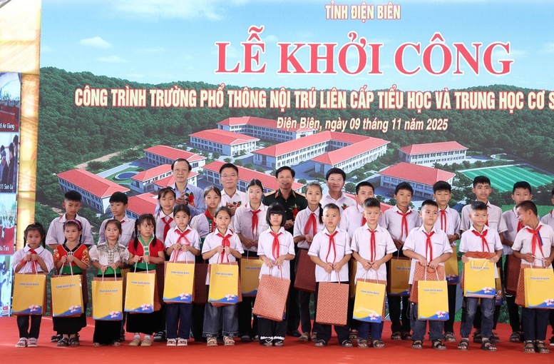 Phó Thủ tướng Lê Thành Long tặng quà cho các em học sinh tại lễ khởi công - Ảnh: VGP/Đức Tuân