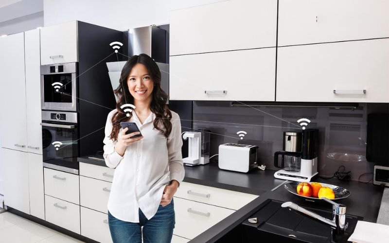 Bức xạ từ các thiết bị gia dụng có phát ra, nhưng không gây nguy hiểm, đặc biệt nếu đứng xa chúng.