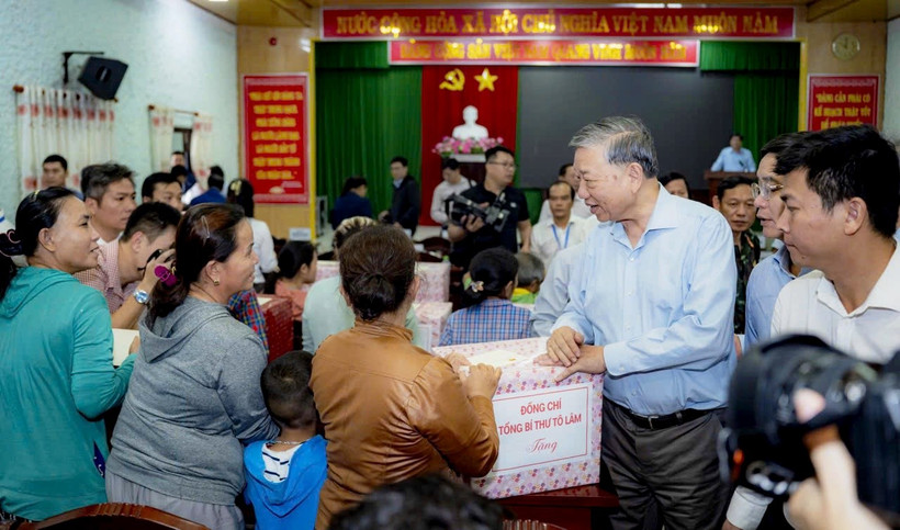 Sáng 2/11/2025, Tổng Bí thư Tô Lâm cùng Đoàn công tác Trung ương thăm và tặng quà cho người dân bị ảnh hưởng do mưa, lũ kéo dài tại thành phố Huế. (Ảnh: Thu Huế)