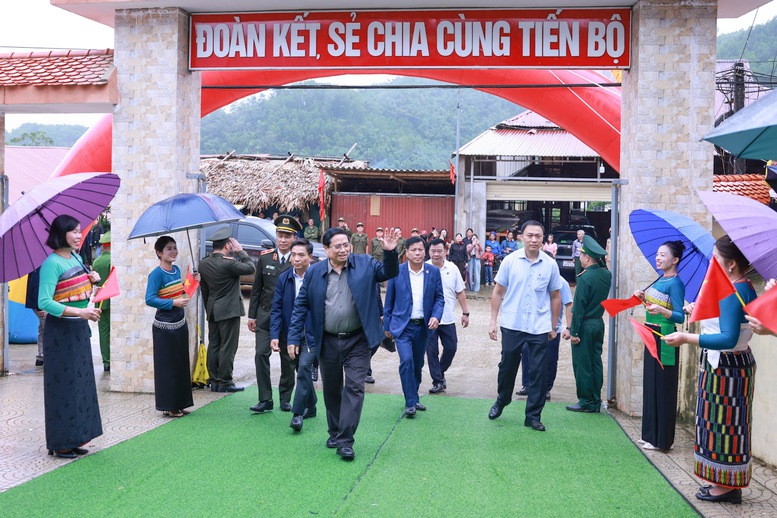 Thủ tướng Chính phủ Phạm Minh Chính tới dự lễ khởi công tại Trường nội trú liên cấp Tiểu học và Trung học cơ sở xã Yên Khương, Thanh Hóa - Ảnh: VGP/Nhật Bắc