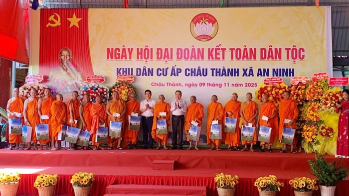 Chủ tịch Quốc hội Trần Thanh Mẫn dự Ngày hội Đại đoàn kết toàn dân tộc tại thành phố Cần Thơ