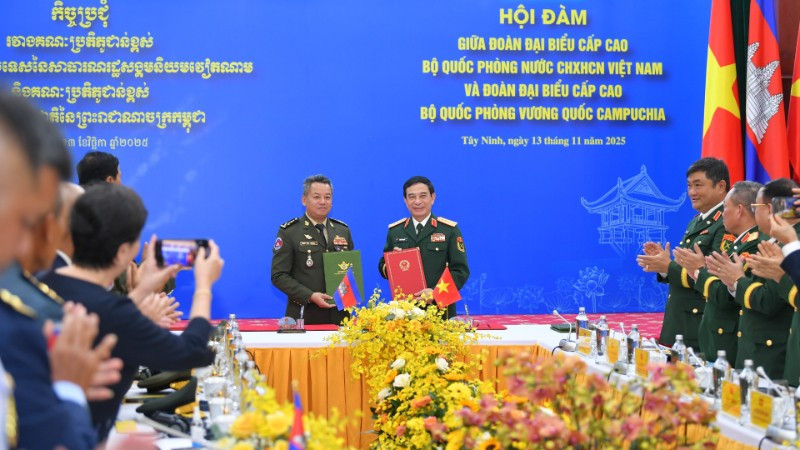 Đại tướng Phan Văn Giang và Đại tướng Tea Seiha đã ký kết Kế hoạch hợp tác năm 2026, Bản ghi nhớ về tăng cường hợp tác đào tạo, tập huấn nguồn nhân lực và Thỏa thuận về hợp tác biên phòng giữa hai Bộ Quốc phòng.