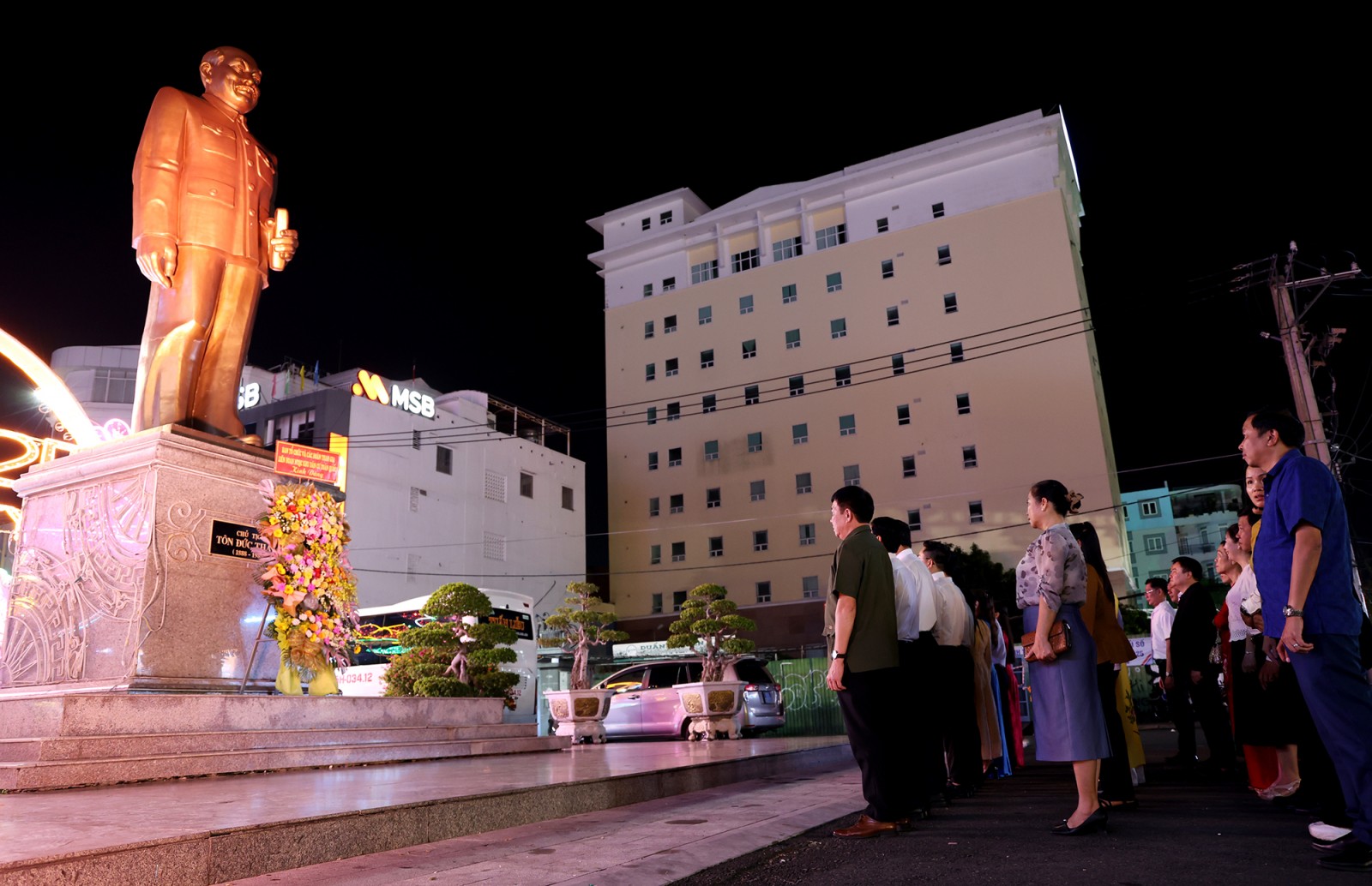 Đại biểu dâng hoa tại tượng đài Chủ tịch Tôn Đức Thắng.