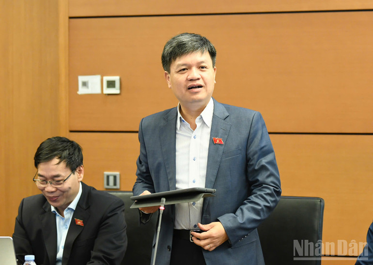 Đại biểu Tạ Đình Thi nêu ý kiến thảo luận tổ. (Ảnh: DUY LINH)