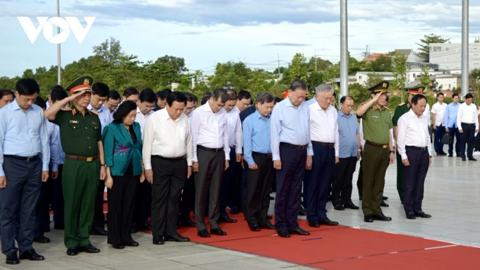 Tổng Bí thư Tô Lâm dâng hoa, dâng hương tại Tượng đài Bác Hồ ở Phú Quốc