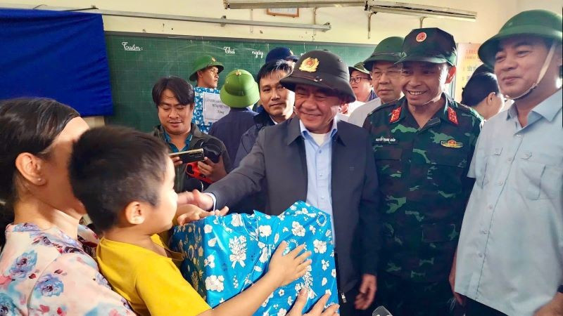 Tại điểm ngập sâu xã Diên Điền, Thường trực Ban Bí thư Trần Cẩm Tú ân cần thăm hỏi các hộ dân tại nơi tránh lũ tập trung và tặng quà cho người dân tránh lũ.