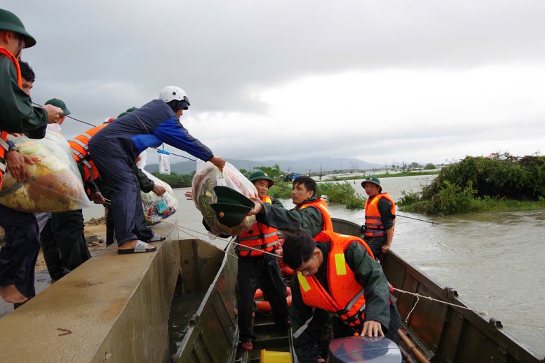 Bộ đội chuyển hàng cứu trợ đến thôn Phước Giang, xã Hòa Tâm, tỉnh Đắk Lắk, nơi bị cô lập suốt 3 ngày qua.